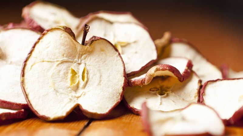 Elma kabukları nasıl kurutulur? Öğrenen bir daha çöpe atmıyor...