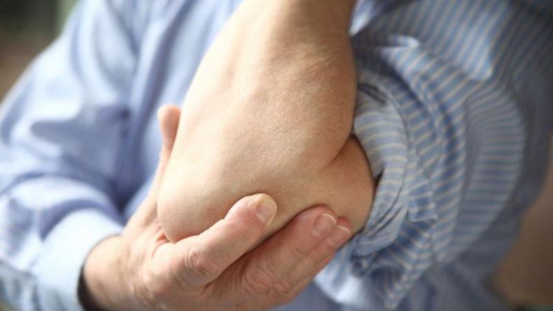 Bu acıyı bilmeyen yok! Dirseğimizi çarptığımızda neden elektrik çarpmış gibi hissederiz?