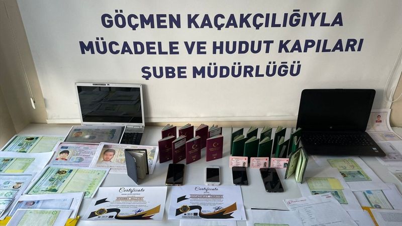 İstanbul'da DEAŞ'lılara sahte pasaport düzenleyen şahıslar yakalandı