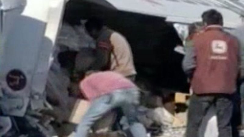 Meksika'da sürücüsünün can çekiştiği tır yağmalandı