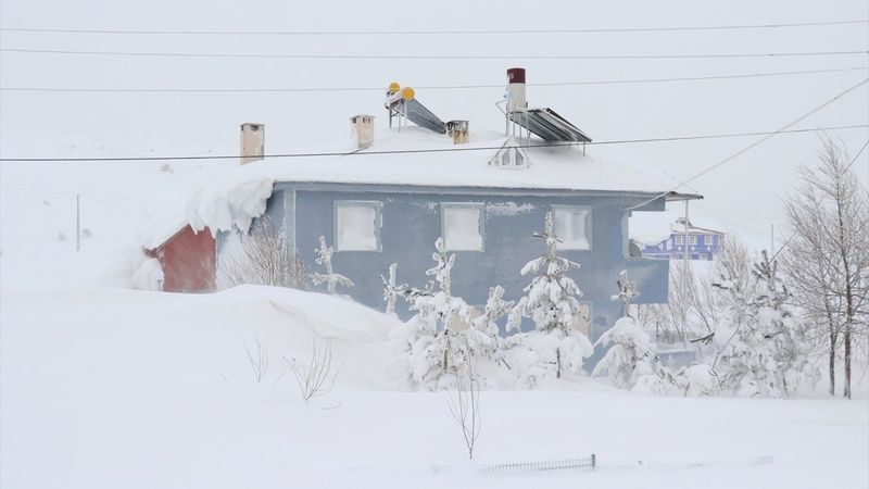 Sivas'ta kar, evlerin boyunu geçti