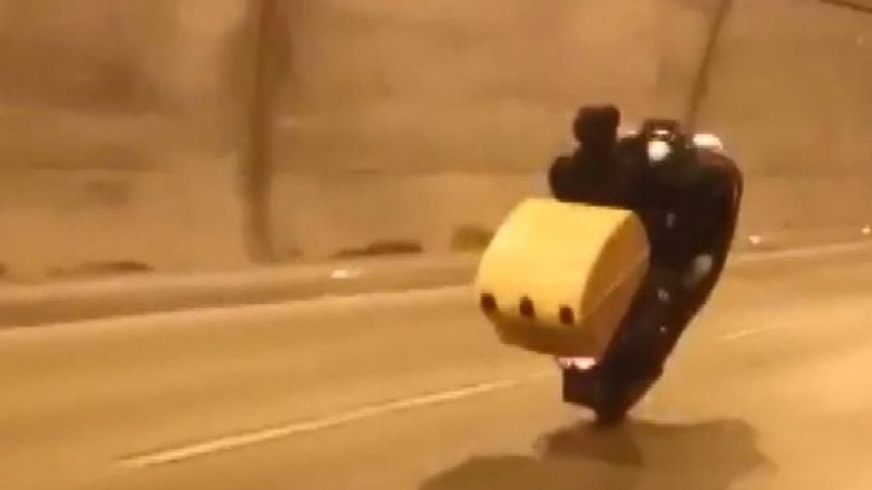 Beyoğlu'nda tünelde tek tekerle motosiklet sürdü