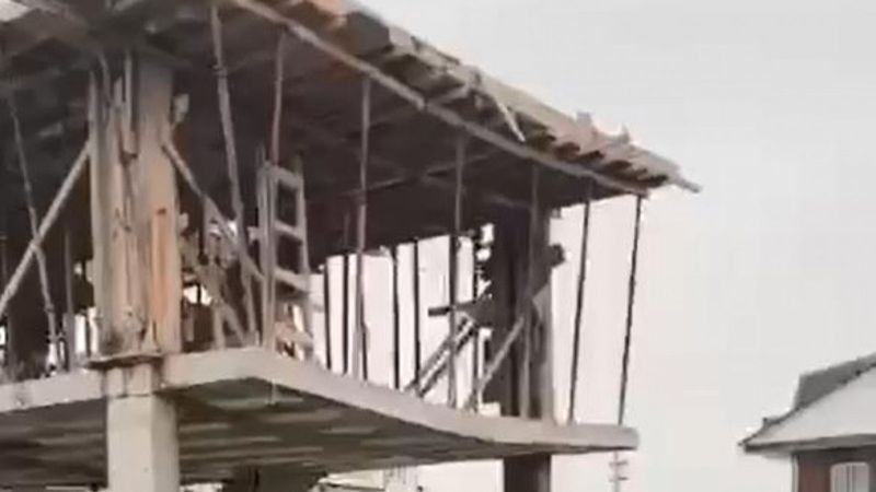 Sakarya'daki inşaat, beton dökülürken çöktü