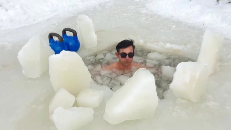 Amanoslar'da buzlu suya giren vatandaş, hedefini açıkladı