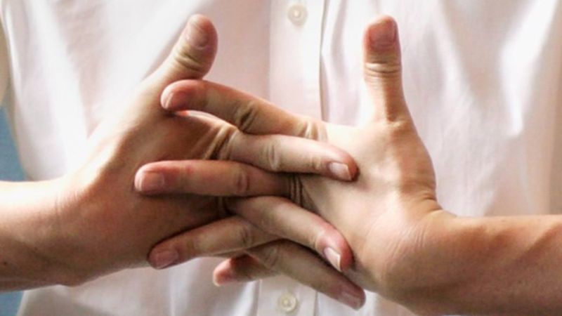 Parmak çıtlatmak gerçekten zararlı mı? Hep uyarırlar ama...