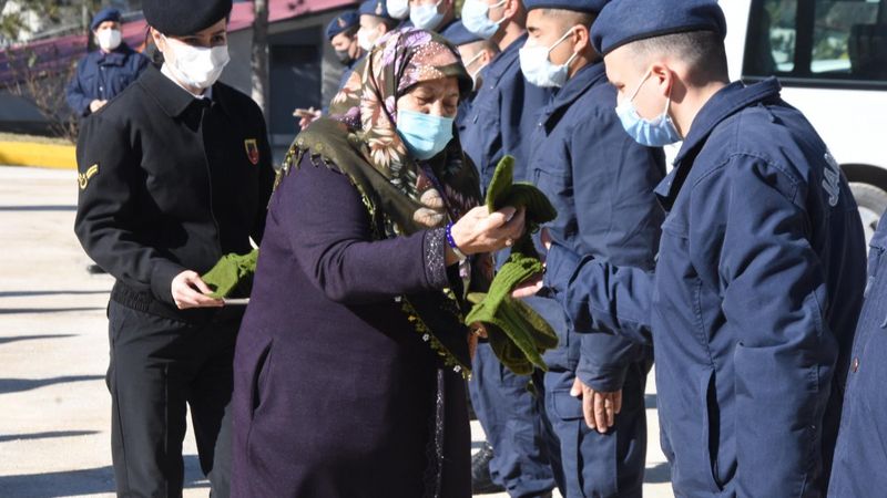 Eskişehir'deki yaşlı kadın, Mehmetçik'e 83 çift çorap ördü