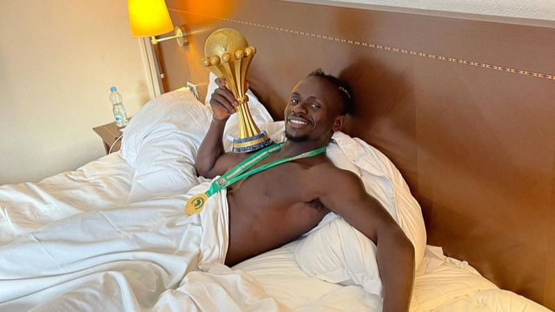 Sadio Mane yatakta kupayla poz verdi