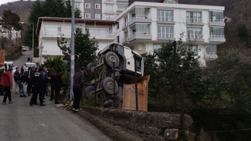 Ordu'da okulun bahçesine kamyon devrildi