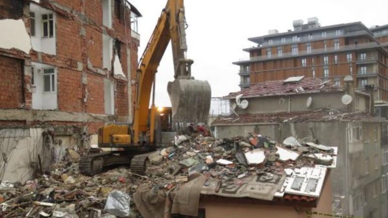 Üsküdar'da patlamanın yaşandığı bina yıkıldı