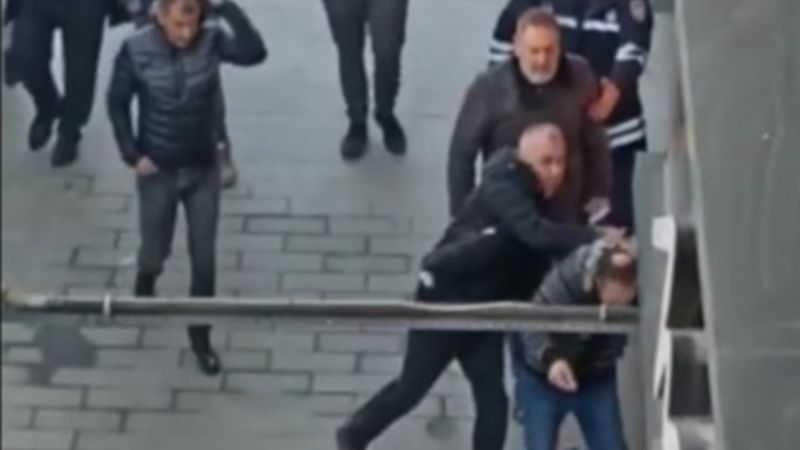 Kocaeli'de yanlış anlaşılınca cadde ortasında tekme tokat dayak yedi