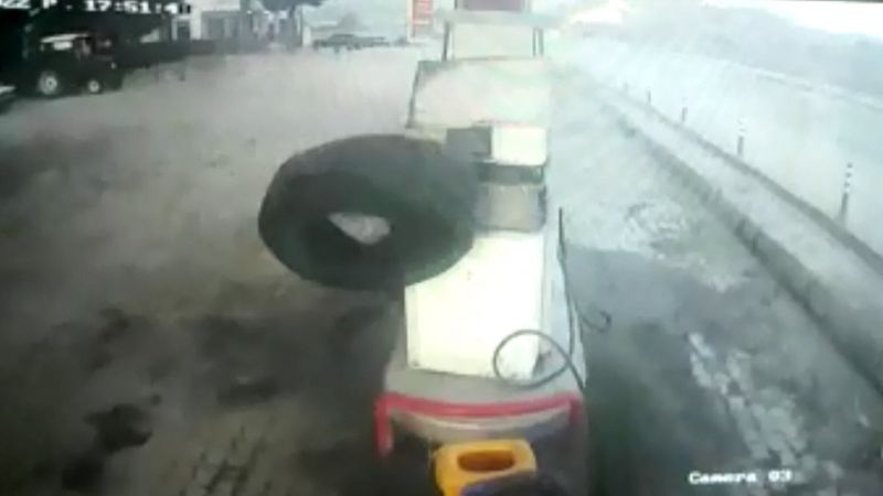 Burdur’da, tırın tekeri fırlayıp akaryakıt pompasını parçaladı