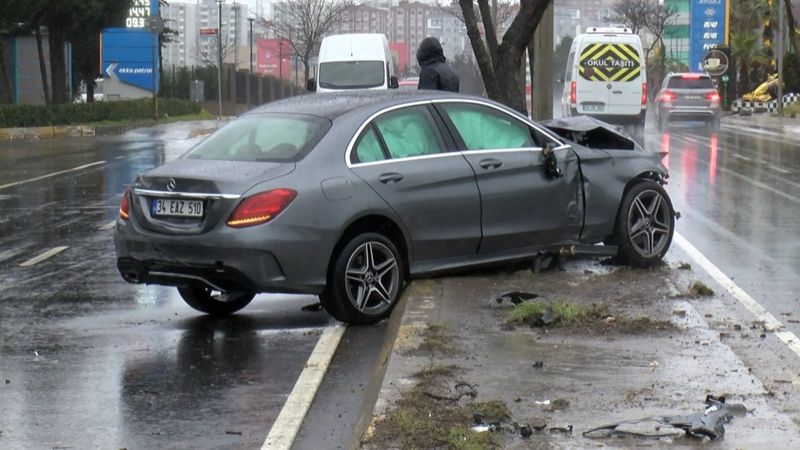 Pendik'te kaygan yolda sürücü, ters şeride geçip kaza yaptı