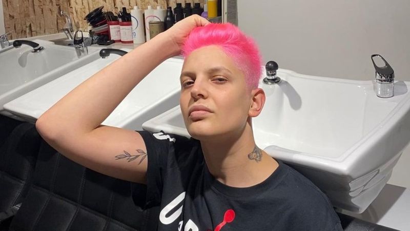 Pembeye veda eden Ebrar Karakurt'un yeni imajı! 'Bu yakışıklı da kim!'