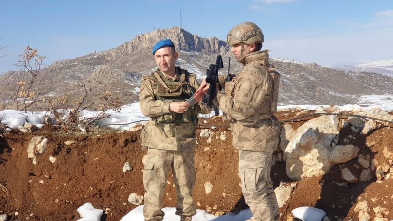 Almanya'da ördüğü çorapları, Mehmetçik'e gönderdi