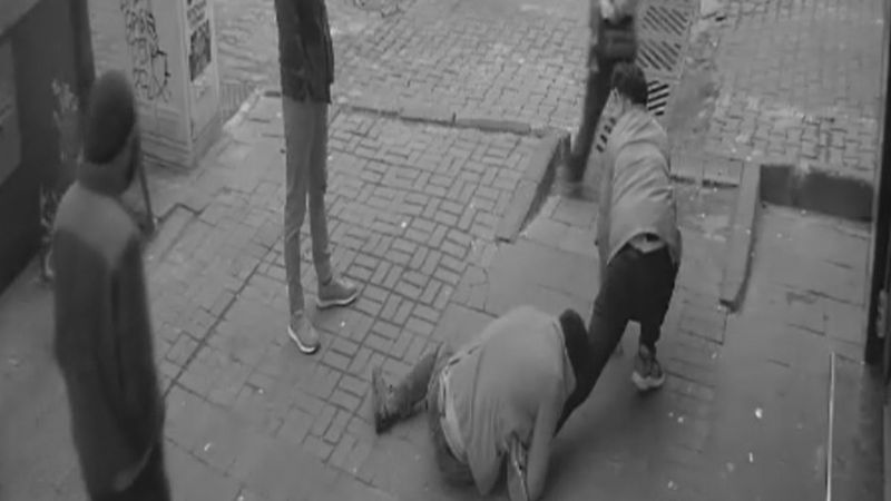 Beşiktaş'ta bıçaklı gaspçılar kamerada