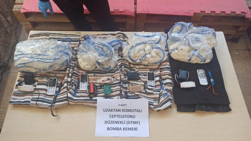 Afrin'de 4 terörist patlayıcı ile yakalandı