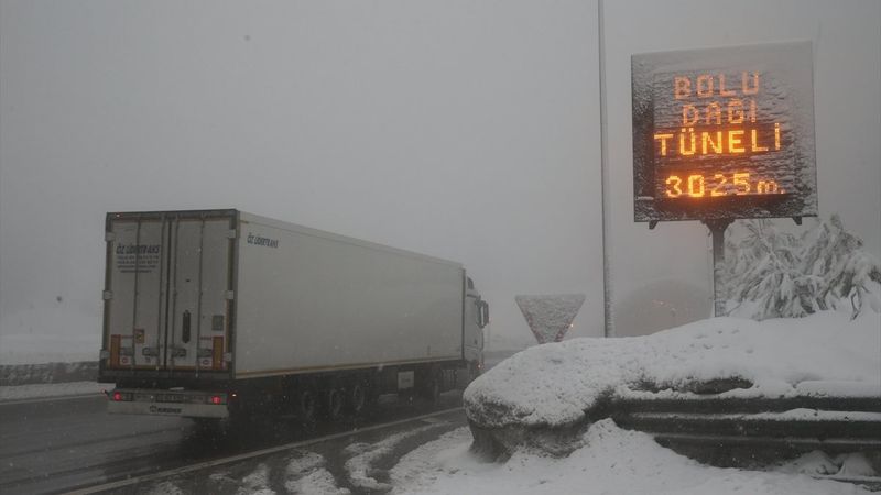 Kar yağışı, Bolu Dağı ve Kocaeli'de etkisini gösterdi