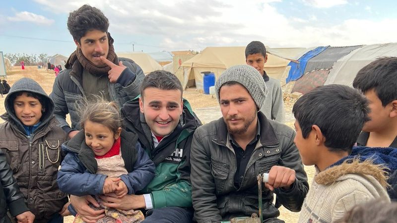CZN Burak, Suriyeli çocuklara oyuncak götürüp yemek yaptı