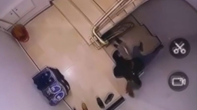 Esenler'de ayakkabı çalan hırsız merdivenlerden düştü