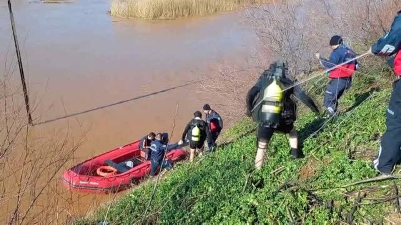 Manisa'da otomobili ile nehre düşen sürücü, yüzerek kurtuldu