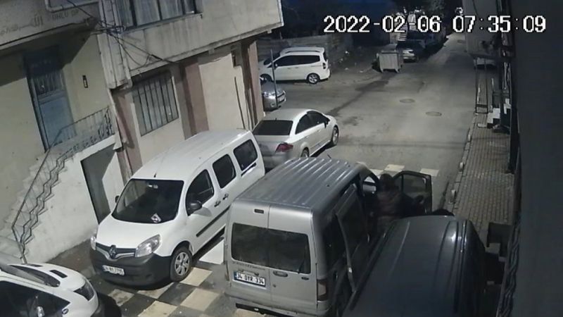 Bağcılar'da tesisatçının aracındaki malzemeleri çaldılar 