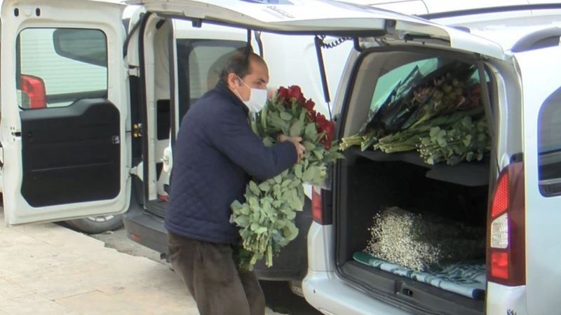 Alibeyköy'de fiyatları beğenmeyen çiçekçiler, mezatı terk etti