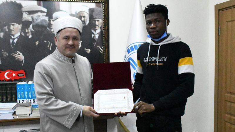 Kütahya’da Müslüman öğrencilerin samimiyetinden etkilendi, İslamiyet’i seçti