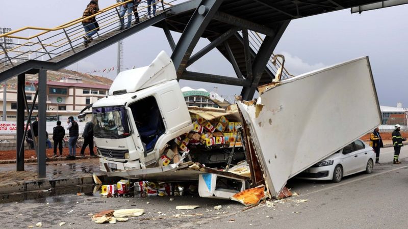 Gaziantep'te devrilen tırın dorsesi aracı ezdi
