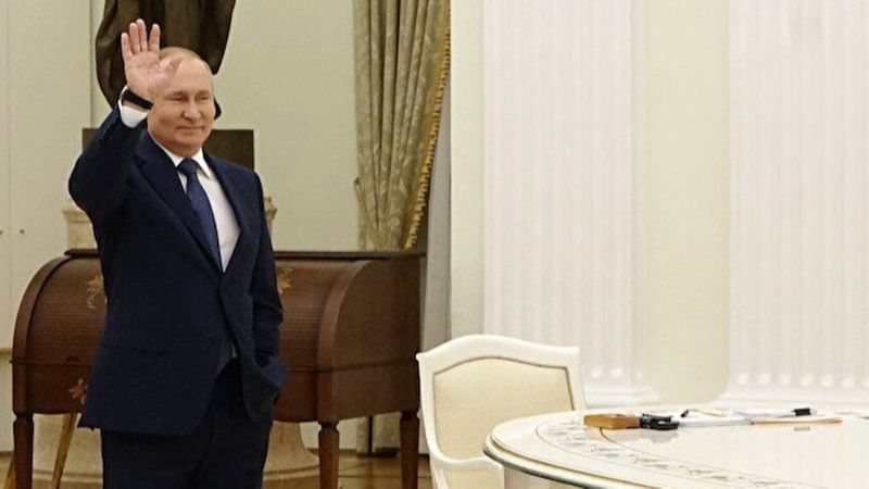 Fransa Cumhurbaşkanı Macron'un, uzun masaya oturtulma sebebi ortaya çıktı