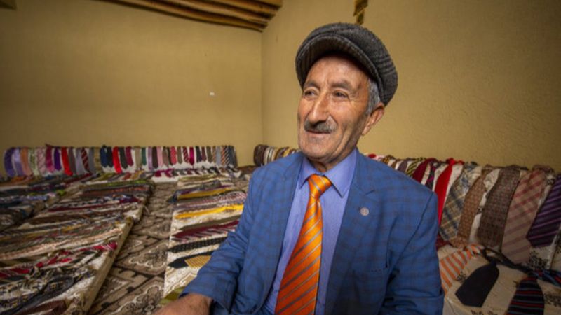 Van'da 63 yıldır tutkunu olduğu kravatları evinde sergiliyor
