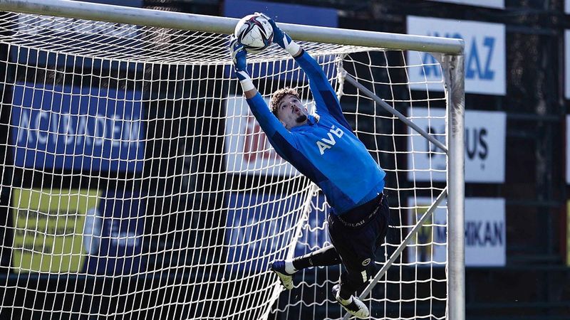 Altay Bayındır, takımla çalışmalara başladı