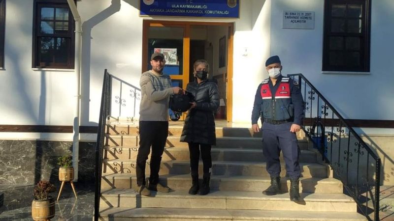 Muğla'da minibüsü yanan, aracı soyulan seyyar satıcıdan örnek davranış