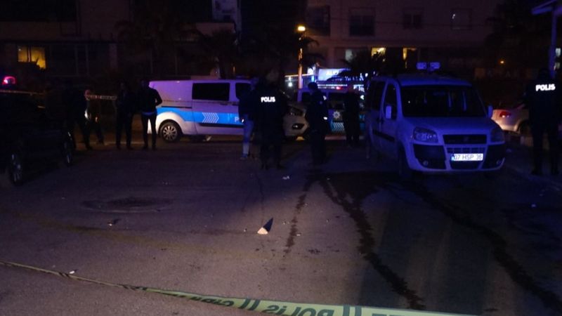 Antalya'da para meselesi nedeniyle evini kurşunlandı
