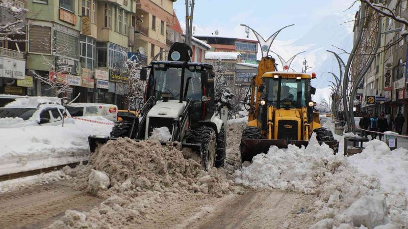 Hakkari'de, karlar kamyonlarla şehir dışına taşındı