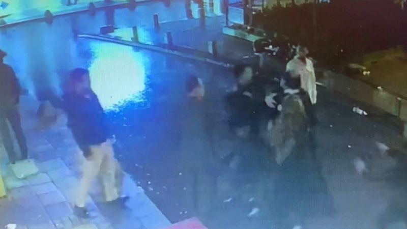 İstanbul'da düğündeki kavga sokağa taşınca gelin tarafları ayırmak için sokağa koştu