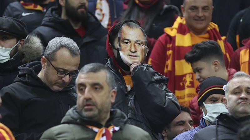 Galatasaray taraftarından yönetime protesto