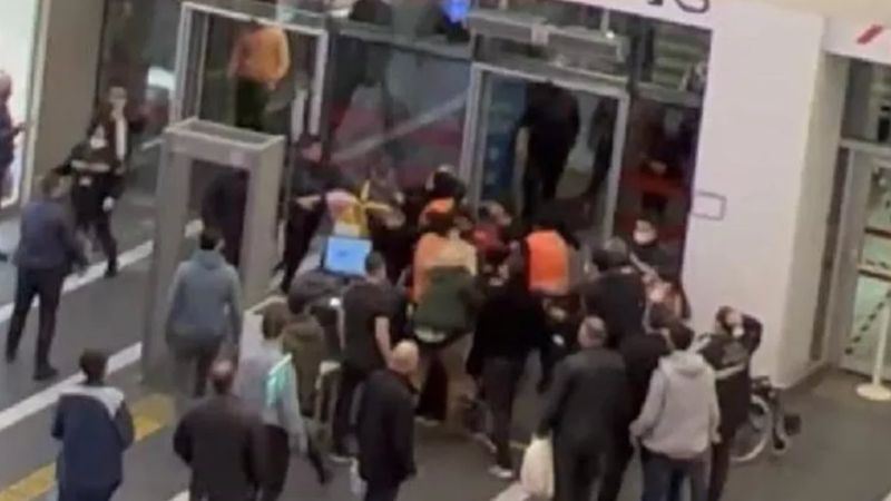 Bakırköy'de AVM içerisinde kavga kamerada
