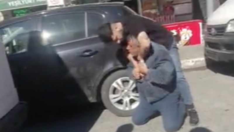 Beyoğlu'nda sokak ortasında 'borç' arbedesi