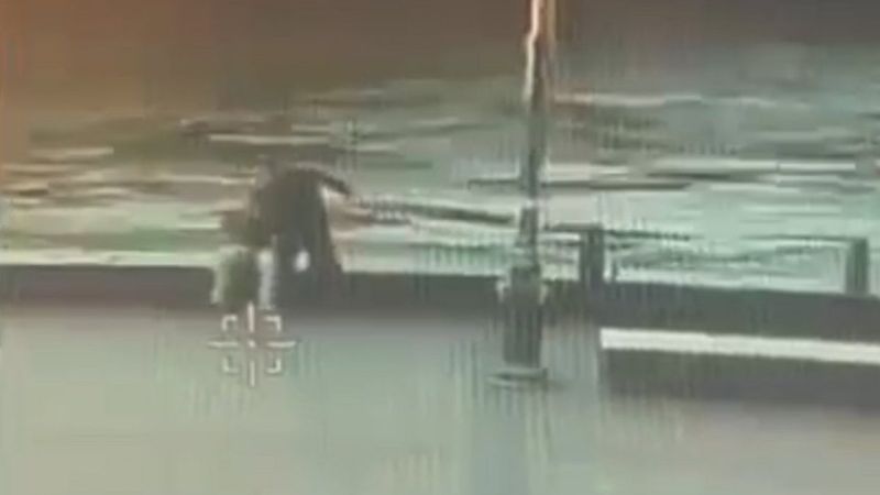 Eminönü'nde sahilde oturan işçiyi denize atan adam hakim karşısına çıktı