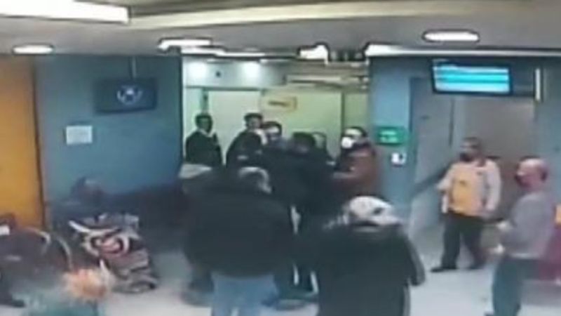 Fatih'te 4 şahıs sağlıkçılara saldırdı