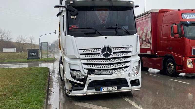 Samsun'da tır, kırmızı ışıktaki kamyonete çarptı