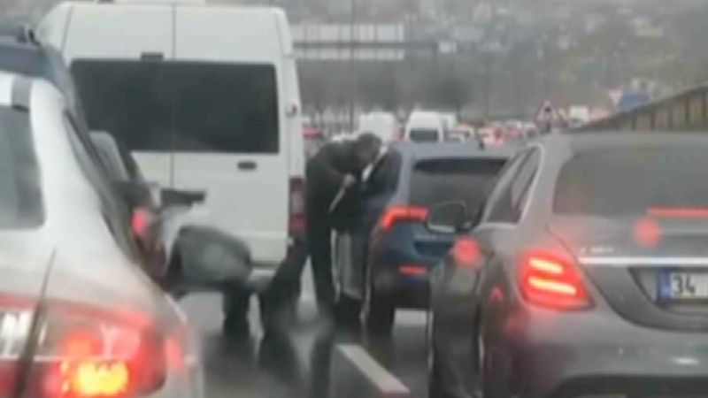 Beykoz'da trafik magandası, elinde bıçakla dehşet saçtı