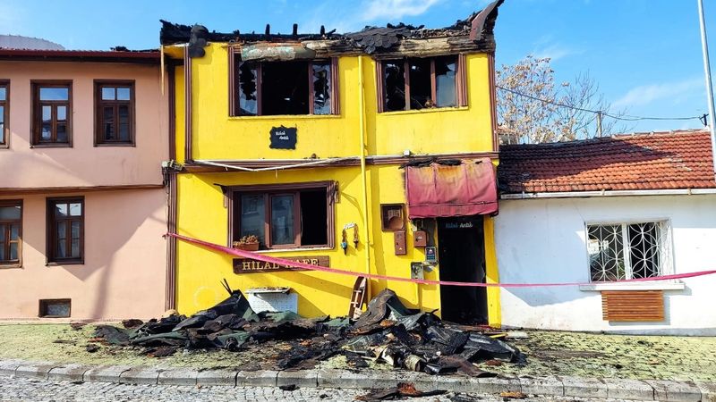 Eskişehir'de itfaiye eri, 2'inci kattan düştü