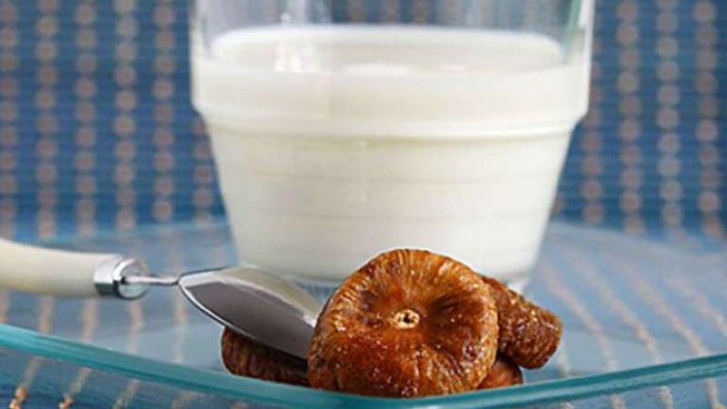 Kaynamış süte kuru incir atıp içmenin süper ötesi faydaları