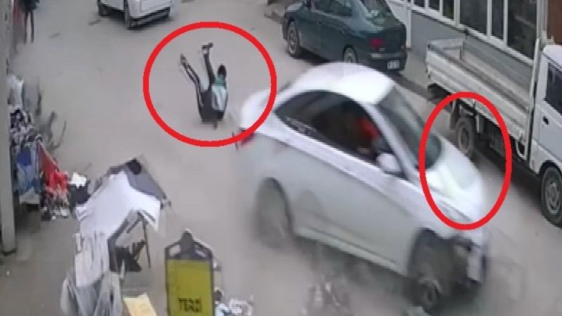 Bursa'da otomobil yayalara çarptı