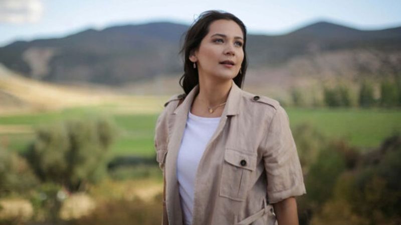 Gönül Dağı'nın Dilek'i ıslak saçları ve dekolteli elbisesiyle İstanbul'u aydınlattı! 'Boğazın incisi gibisin'