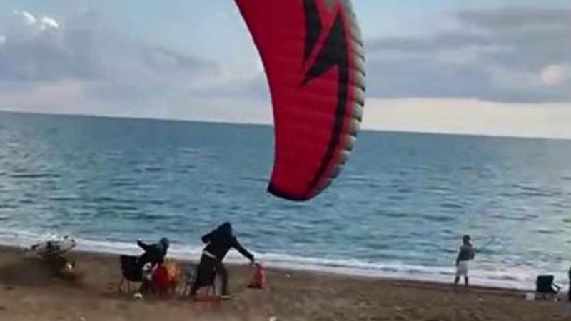 Antalya'da paramotorla sahildekilerin yanına düştü