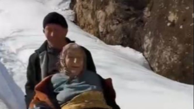 Artvin’de 95 yaşındaki Saadet Nine’nin eğlenceli halleri