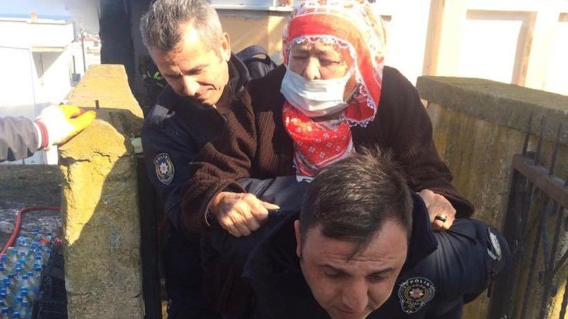 EGM paylaştı: Kahraman polisimiz alevlerin arasından sırtında çıkardı