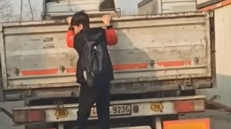 Bursa'da bir öğrenci, okula giden en tehlikeli yolu tercih etti